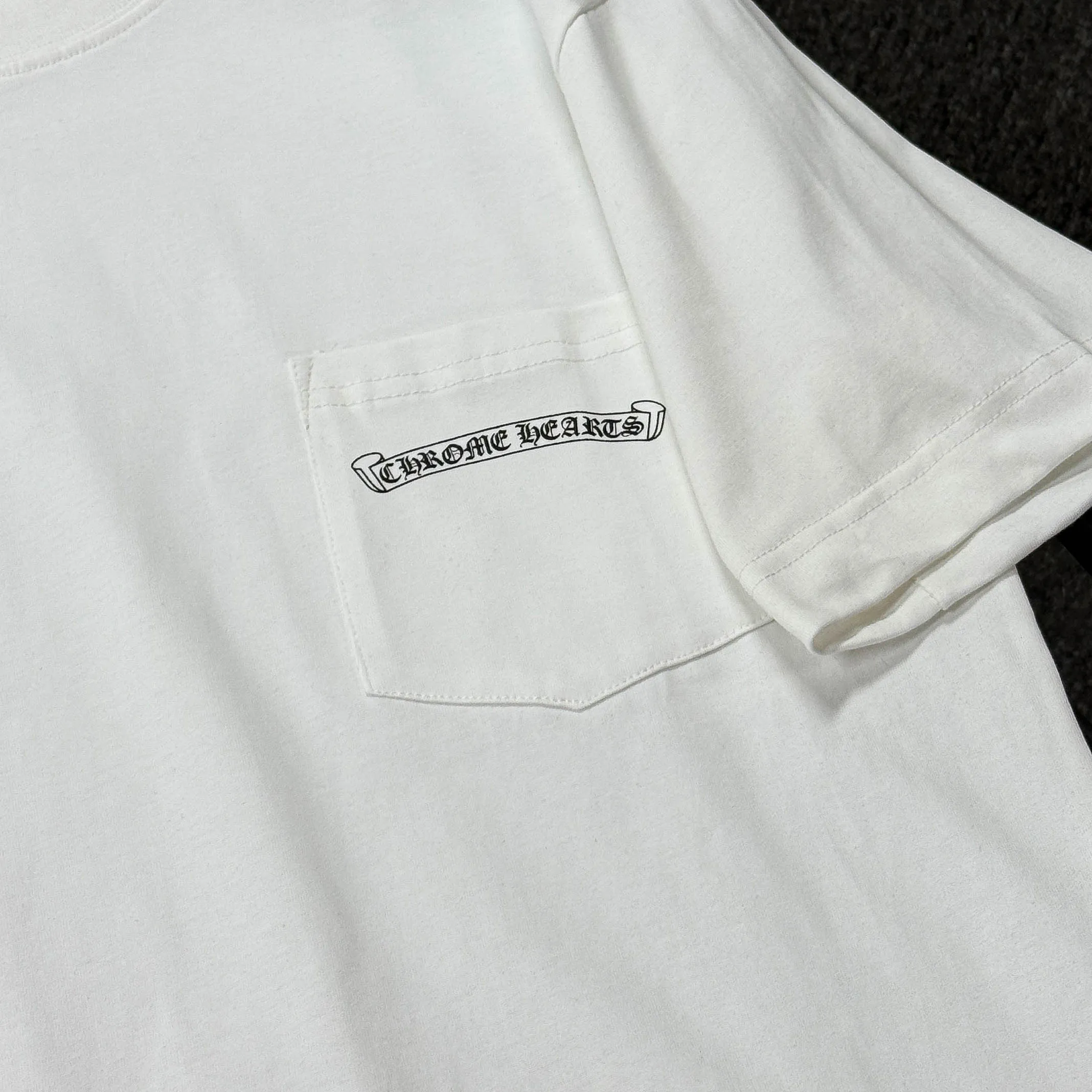 P170 Chrome Hearts 25 high-end versions. The fabric is made of 300 grams of high-density pure cotton. It does not deform or shrink. It has three labels. It is the same style for men and women. Technology: suede foaming + digital printing. Color: white, black. SIZE: S-XL.